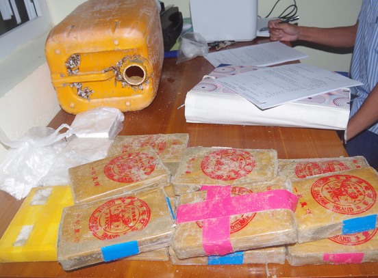 25 bánh heroin và can nhựa được người dân giao nạp cho Bộ đội Biên phòng tỉnh Quảng Nam. Ảnh: CTV