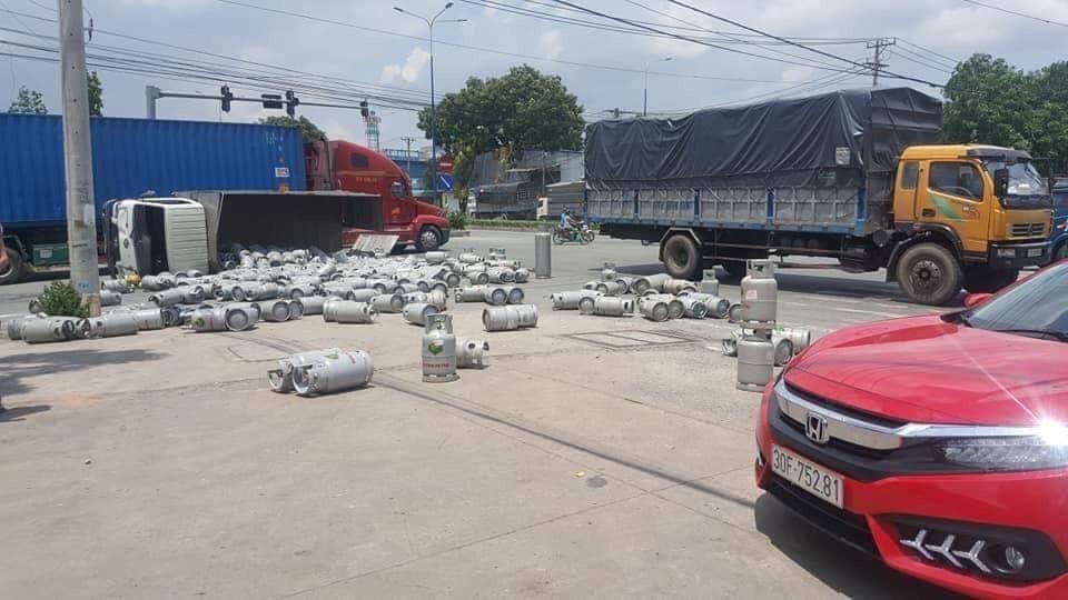 Vụ lật xe tải chở bình gas ở TP. Hồ Chí Minh.