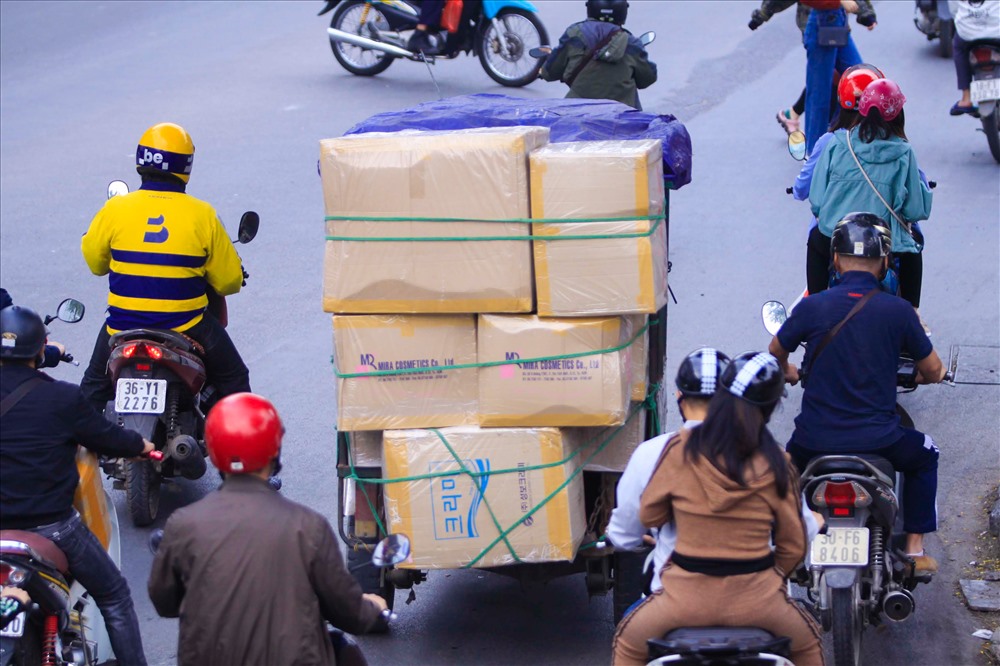 Không khó để bắt gặp những chiếc xe 3 bánh tự chế chở hàng cồng kềnh di chuyển trên những con đường ở Hà Nội, gây mất an toàn giao thông.
