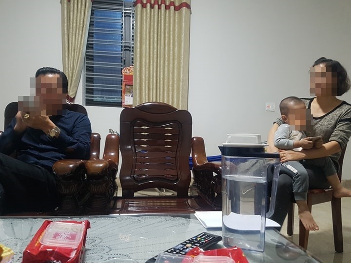 Vợ của Nguyễn Quang Huy trao đổi với phóng viên. Ảnh: Ngô Cường