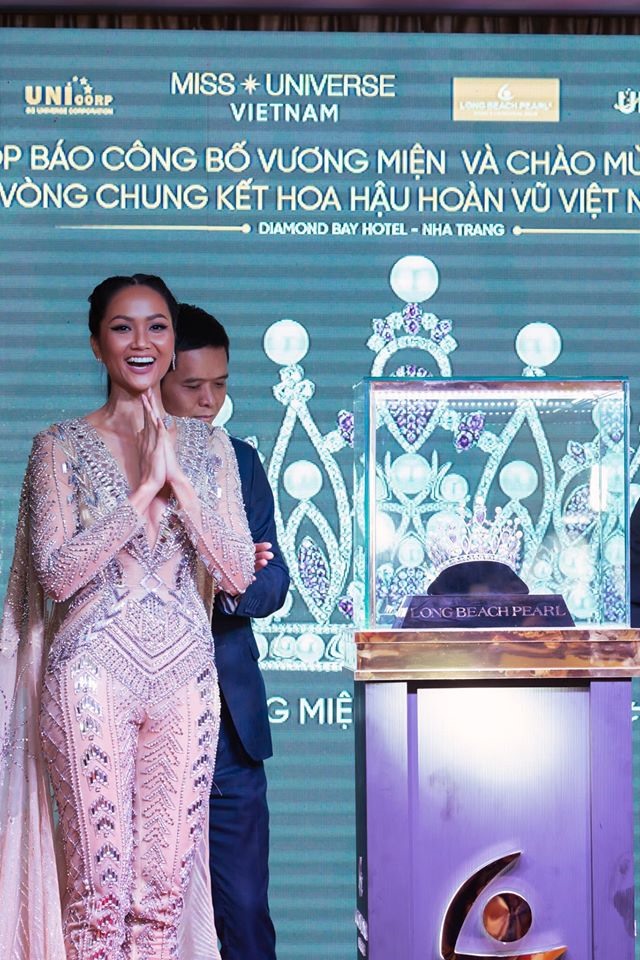 Hoa hậu H'Hen Niê trầm trồ khi thấy cận cảnh chiếc vương miện. Ảnh: MUVN.
