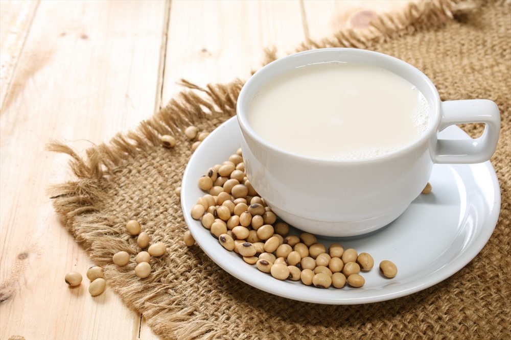 Sữa đậu nành có khả năng ức chế hoạt động của các gốc tự do giúp trẻ hóa da. ảnh: S.T