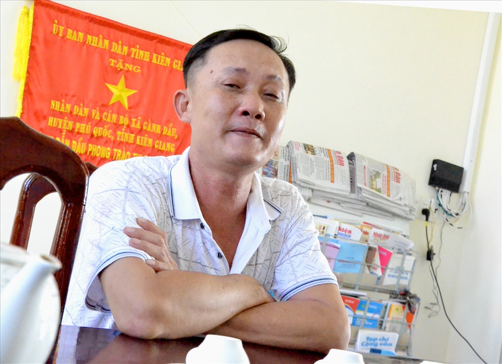 Ông NGuyễn Xuân Kỳ - cán bộ địa chính xã Gành Dầu tại buổi làm việc với Báo Lao Động. Ảnh: TM