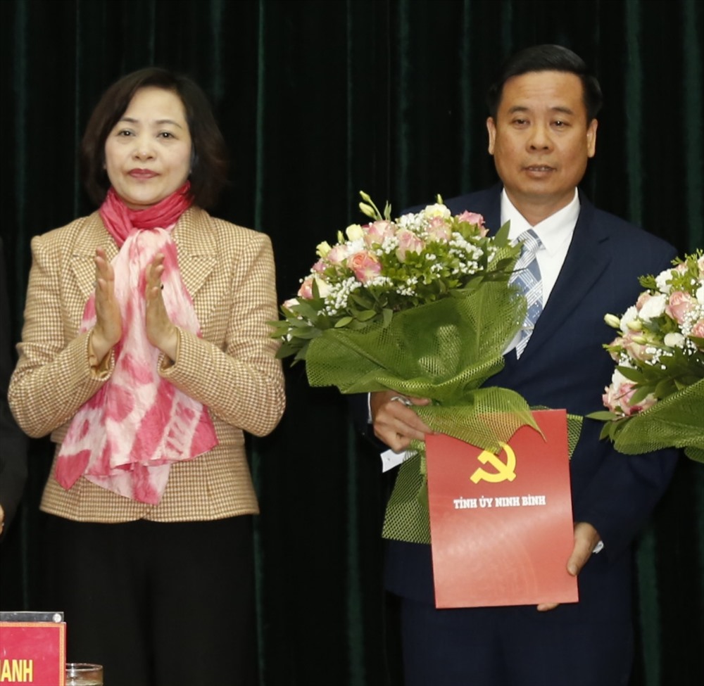 Bà Nguyễn Thị Thanh trao Quyết định của Ban Bí thư Trung ương chỉ định đồng chí Dương Đức Khanh tham gia BCH Đảng bộ tỉnh Ninh Bình, nhiệm kỳ 2015-2020. Ảnh: NT