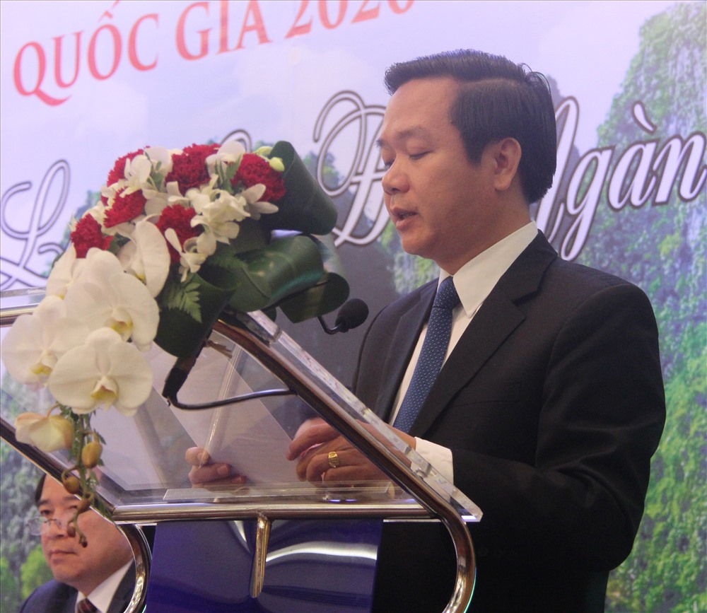 Ông Phạm Quang Ngọc, Phó chủ tịch UBND tỉnh Ninh Bình phát biểu tại buổi họp báo. Ảnh: NT