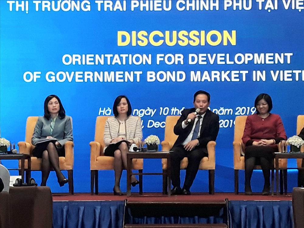 Các đại biểu tham gia tọa đàm định hướng phát triển trái phiếu chính phủ Việt Nam. Ảnh: TN