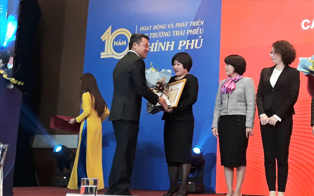 Bộ Tài chính trao Bằng khen cho 11 đơn vị xuất sắc trong công tác hoạt động, phát triển thị trường trái phiếu chính phủ Việt Nam. Ảnh: TN