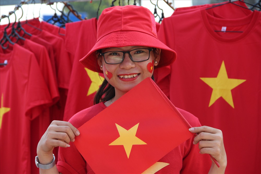 Chị Trịnh Thị Lan Thảo tại điểm bán đồ cổ vũ trên đường Mỹ Phước Tân Vạn.