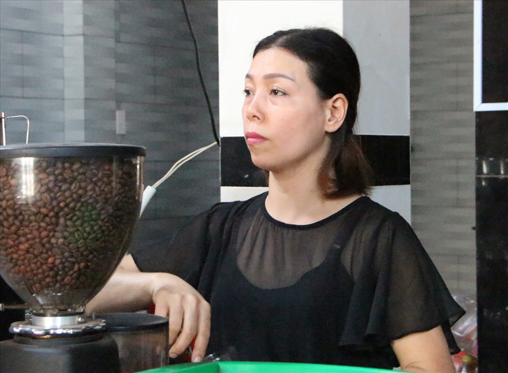 Bà Hà Thị Mai - mẹ tiền đạo Tiến Linh tự tay pha cà phê phục vụ khách hàng. Ảnh: Đình Trọng