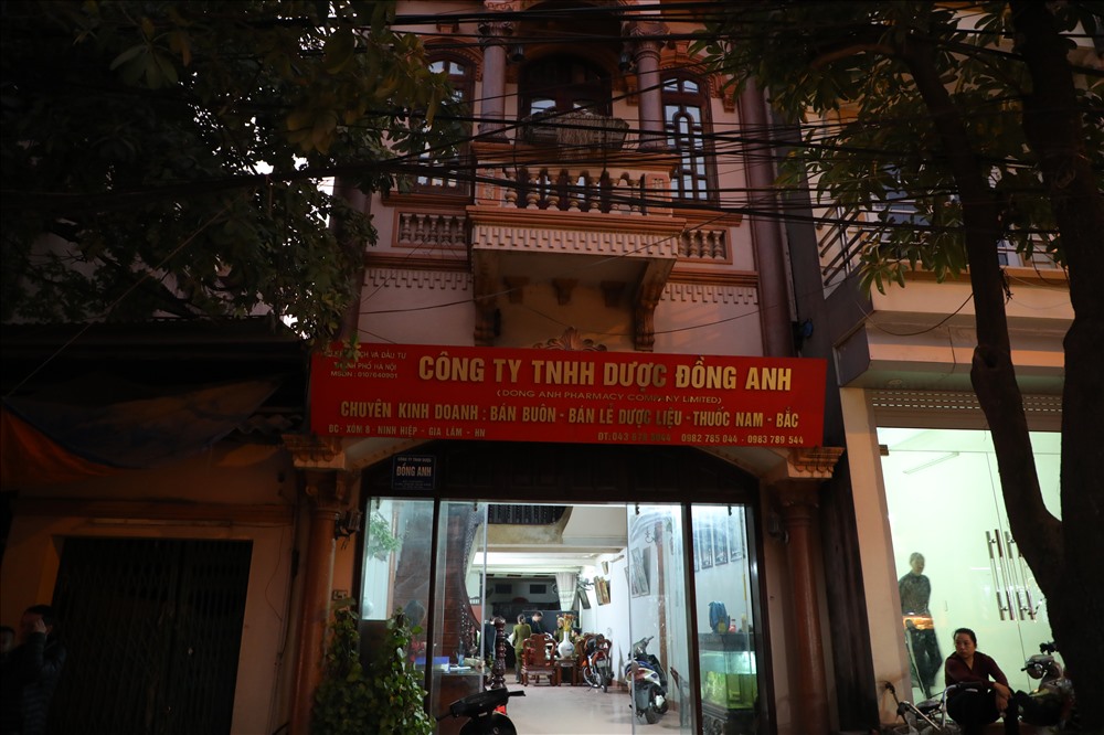 Cơ quan chức năng kiểm tra một số cơ sở dược liệu ở xã Ninh Hiệp, huyện Gia Lâm, thành phố Hà Nội. Ảnh: Cường Ngô