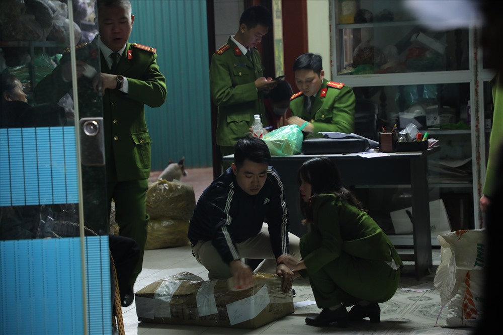 Cơ quan chức năng kiểm tra một số cơ sở dược liệu ở xã Ninh Hiệp, huyện Gia Lâm, thành phố Hà Nội. Ảnh: Cường Ngô