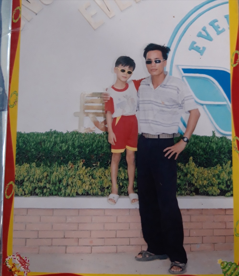 Hai cha con tiến Linh chụp hình trước cổng một công ty ở gần nhà tại Bình Dương.