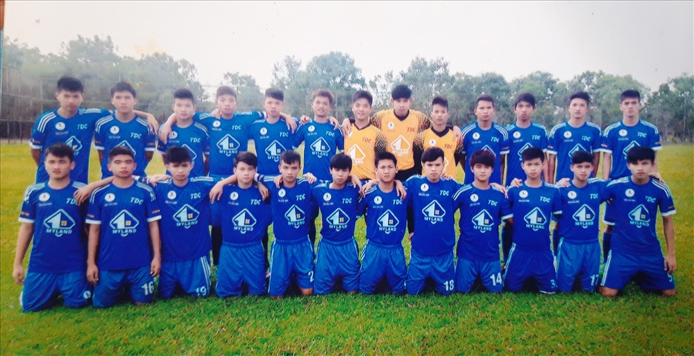 Tiến Linh (đầu tiên bên phải hàng thứ 2) cùng các cầu thủ trẻ của Bình Dương.