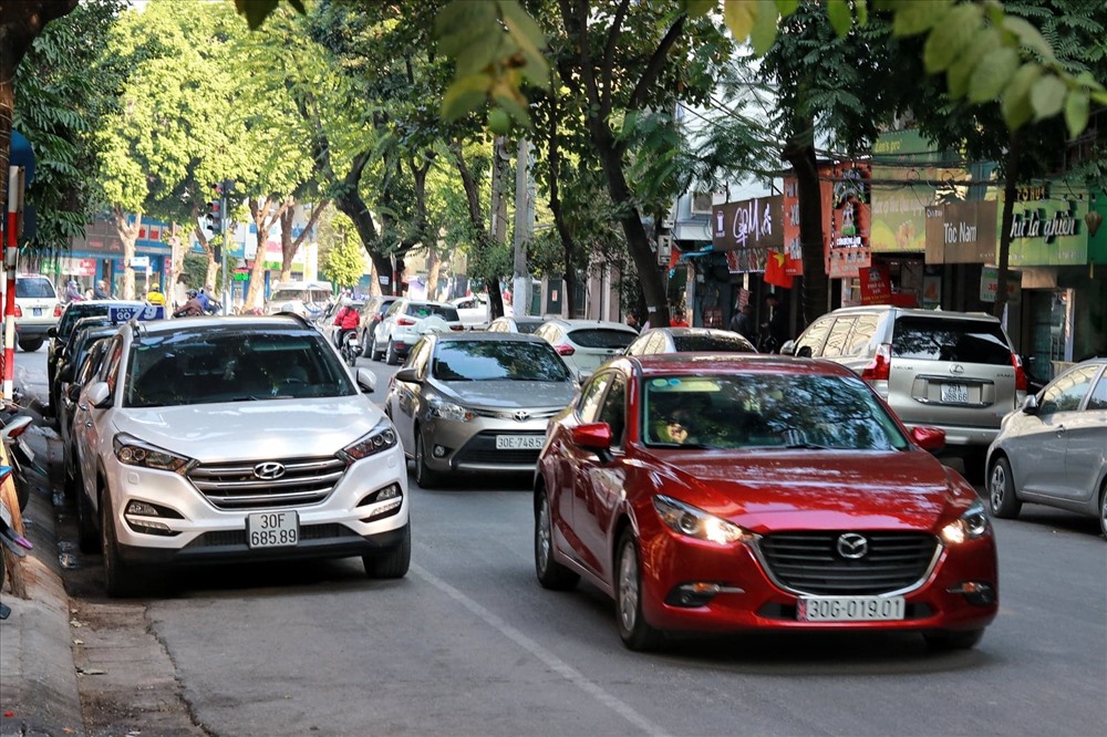 Nhiều chủ phương tiện trên tuyến phố Hà Thuyên (Hà Nội) bất chấp quy định, ngang nhiên đỗ xe ở cả hai bên đường.
