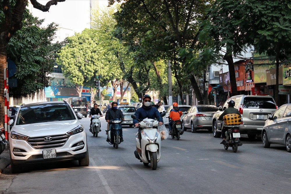 Xe cộ ngang nhiên đậu đỗ hai bên đường gây cản trở, khuất tầm nhìn của các phương tiện tham gia giao thông.
