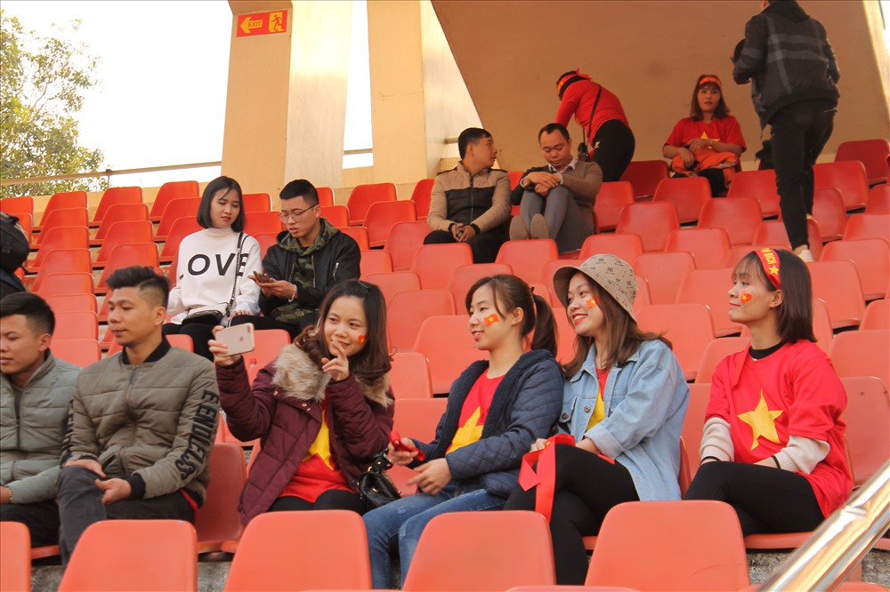 Từ 15 giờ ngày 10.12, các cổ động viên đã có mặt ở khán đài Sân vận động Lạch Tray để đón xem trực tiếp trận chung kết bóng đá nam. Ảnh MD