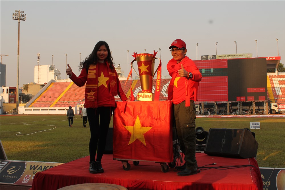 Cổ động viên Hải Phòng 'tự chế' cúp vàng dành tặng tuyển thủ U22 Việt Nam trước thềm chung kết. Ảnh MD