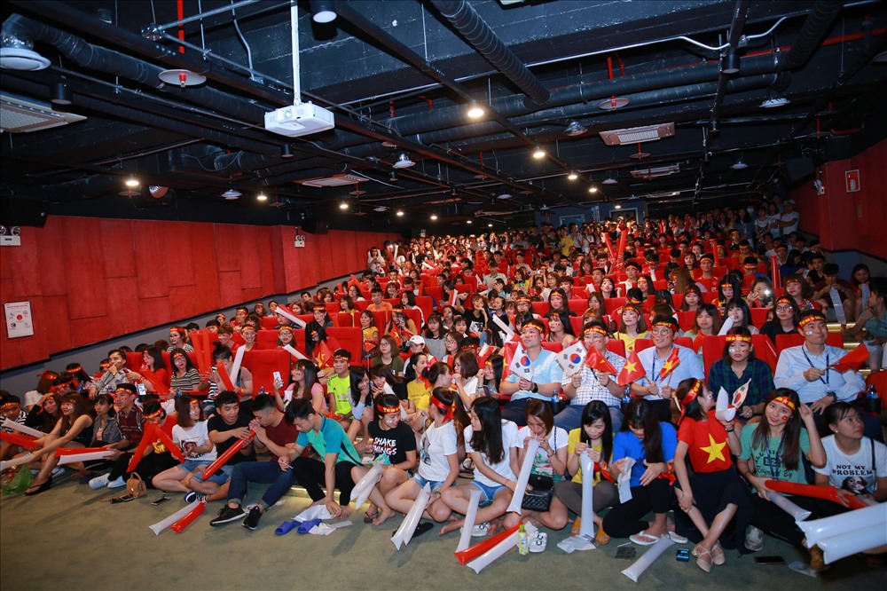 Những trận đấu có các đội bóng của Việt Nam thi đấu đều thu hút rất đông nhân viên và lãnh đạo Cty Samsung. Ảnh: H.A