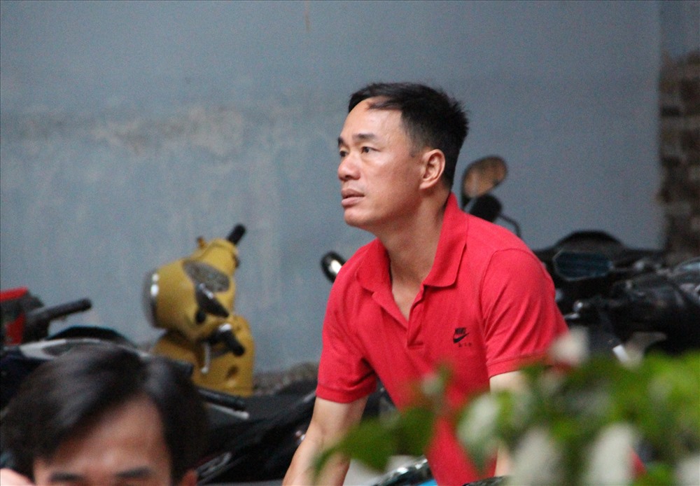 Cha Tiến Linh mặc áo màu đỏ kỳ vong may mắn đến với đội tuyển. Ảnh: Đình Trọng