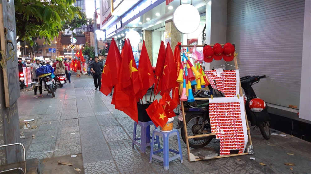 Rất nhiều điểm bán đồ cổ vũ xuất hiện trên đường phố Sài Gòn