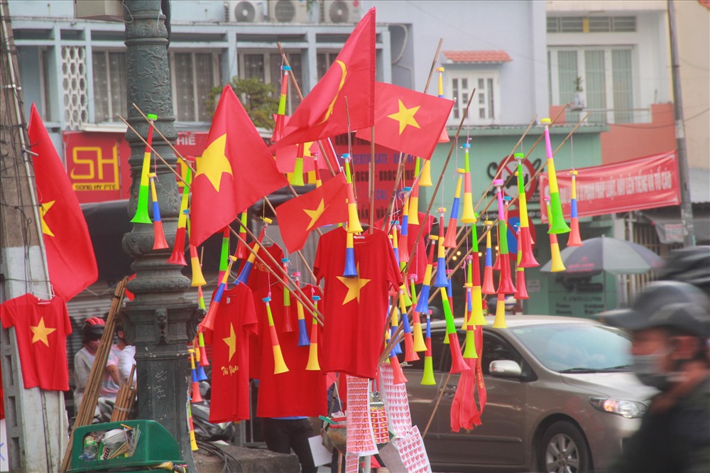 Những mặt hàng cổ vũ đội tuyển đều rực màu đỏ cùng lời chúc Việt Nam vô địch.