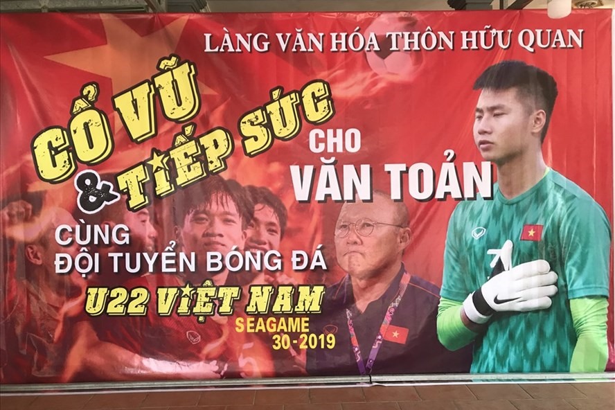 Gia đình thủ môn Văn Toản tiếp lửa đường xe cho U22 Việt Nam. Ảnh: Mai Dung