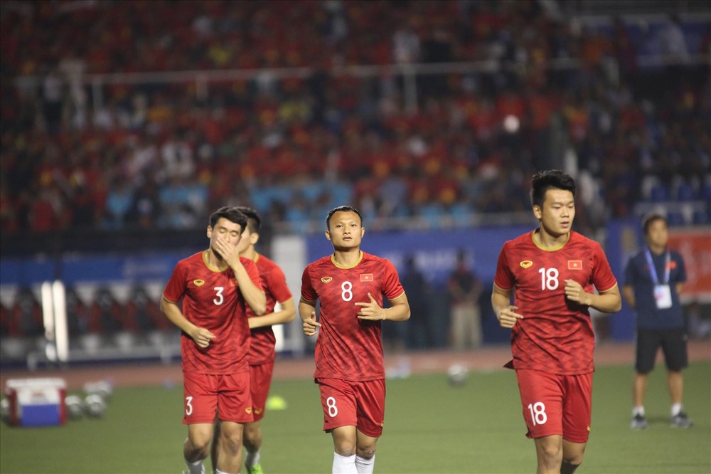 Cầu thủ U22 Việt Nam khởi động trước trận đấu. Ảnh Hoài Thu