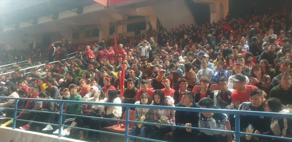 Cách nhà thủ môn Văn Toản hơn 10km, ở Sân vận động Lạch Tray, hàng nghìn khán giả có mặt để xem trận đấu chung kết bóng đá nam. Ảnh Hoàng Hoan