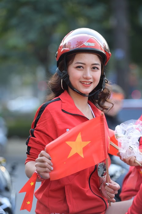 Khắp mọi nẻo đường từ Hà Nội vào Hồ Chí Minh đều hò reo cổ vũ rộn ràng với sắc đỏ. Ảnh: Sơn Tùng.