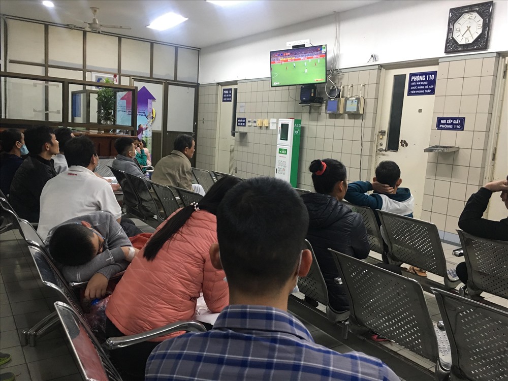 Để tích cực ủng hộ thầy trò HLV Park Hang Seo giành Huy chương vàng SEA Games, tại Bệnh viện Bạch Mai (Hà Nội) đã có hàng trăm bệnh nhân và người nhà đang điều trị và chăm sóc tại đây đã cổ vũ cho đội bóng U22 Việt Nam qua màn hình tivi và điện thoại. Ảnh: PV