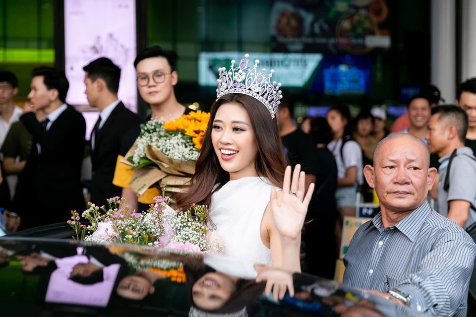 từ khi nhận vương miện #MissUniverseVietnam từ chị Hen, Vân đã xác định rõ trọng trách của mình, khao khát nhiệt huyết đại diện Việt Nam tại Miss Universe. Và trước mắt, Vân sẽ phải rèn luyện, học hỏi nhiều hơn nữa... tất cả góp ý của các bạn Vân sẽ luôn lắng nghe, tiếp nhận và hoàn thiện, Cảm ơn mọi người rất nhiều