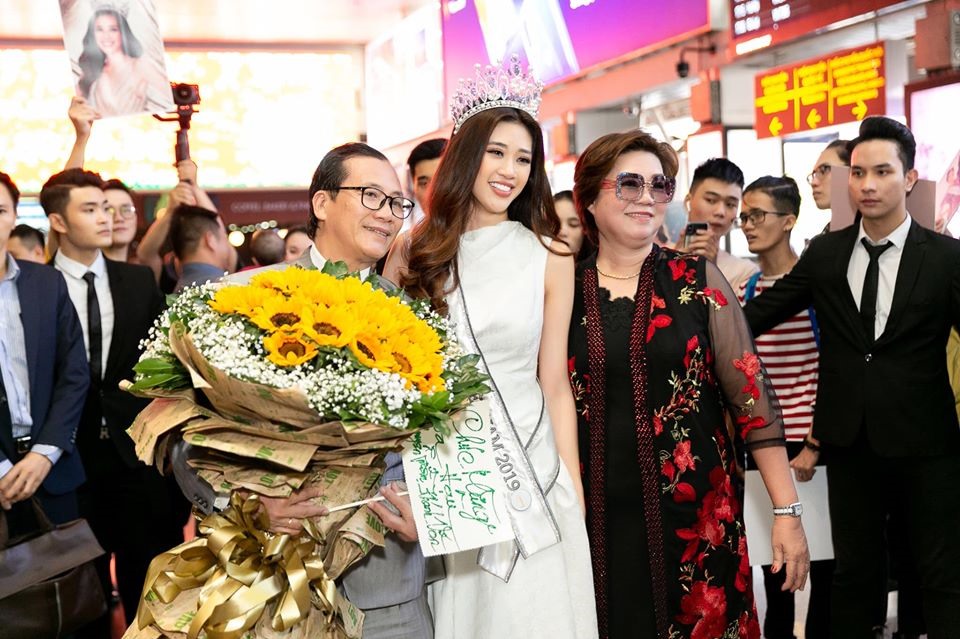 ba mẹ của Hoa hậu Khánh Vân cũng có mặt để chúc mừng con gái đăng quang trở về. Hoa hậu Khánh Vân sinh ra và lớn lên tại TPHCM, vì vậy chuyến trở về TPHCM lần này mang lại cho cô rất nhiều cảm xúc.
