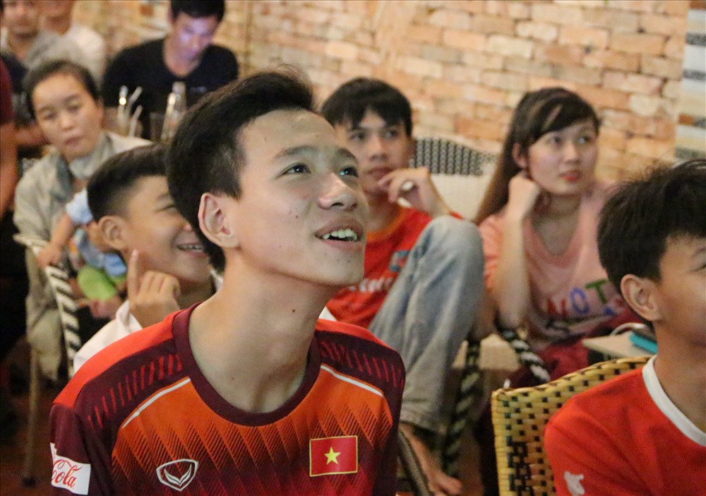 Tiến Tú em trai Tiến Linh hồi hộp theo dõi trận đấu.