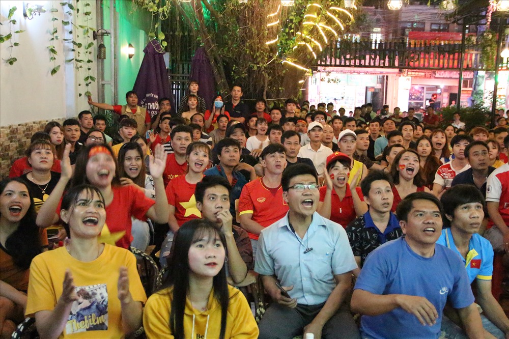 Khoảng 500 người lao động ở phường An Phú, thị xã Thuận An cùng đổ về nhà tiền đạo Tiến Linh xem trận chung kết.