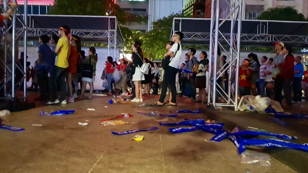 Phố đi bộ Nguyễn Huệ ngập rác sau tiếng còi kết thúc trận đấu của trọng tài.