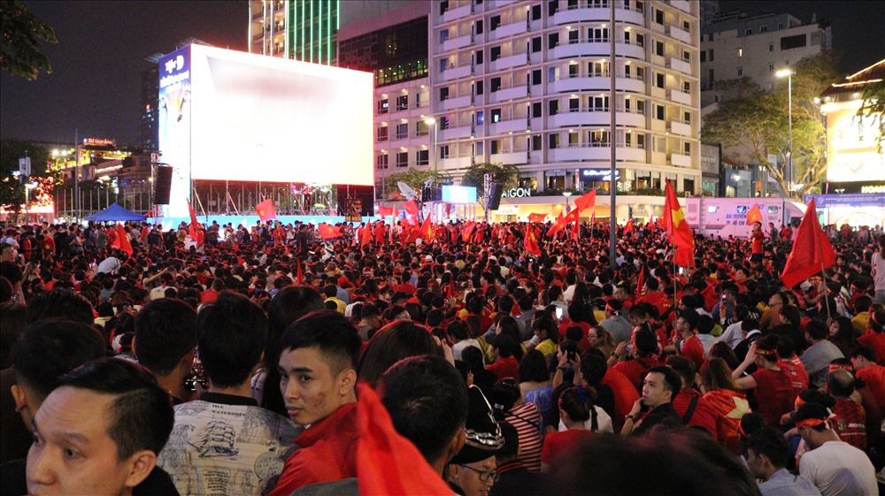 Tối 10.12, hàng nghìn cổ động viên đã đổ về phố đi bộ Nguyễn Huệ để tiếp lửa cho các tuyển thủ Việt Nam trận chung kết gặp Indonesia.