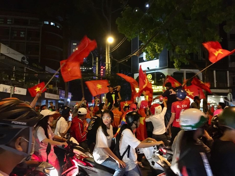 Tại TPHCM, hàng triệu người dân đổ ra đường, ăn mừng chiến thắng thuyết phục của đội tuyển U22 Việt Nam.