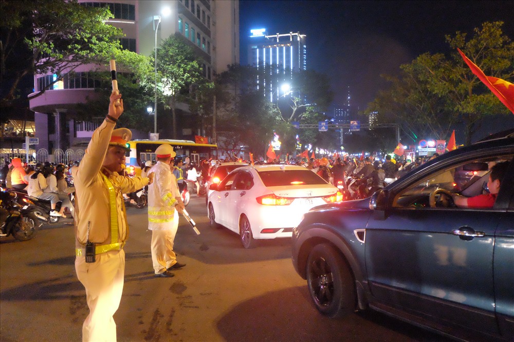 Lực lượng CSGT Công an TP Đà Nẵng đã huy động toàn bộ lực lượng để tiến hành phân luồng và điều tiết giao thông. ảnh: H.Vinh