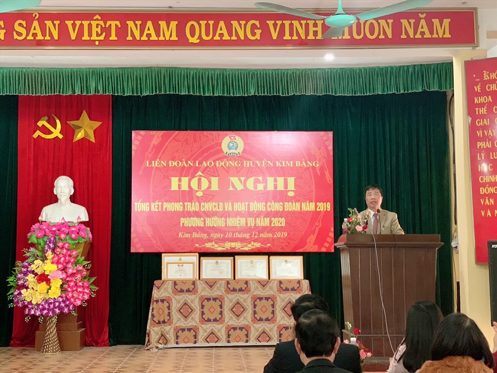 Đồng chí Trịnh Văn Bừng - Ủy viên Ban Chấp hành Tổng Liên đoàn Lao động Việt Nam, Tỉnh ủy viên, Chủ tịch Liên đoàn Lao động tỉnh Hà Nam phát biểu tại Hội nghị.