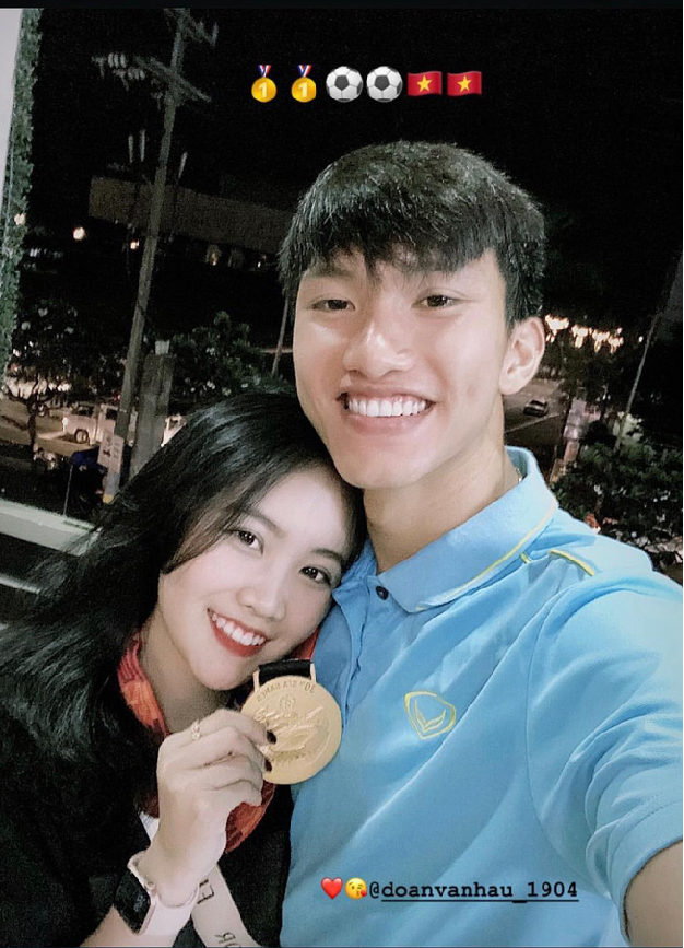 Văn Hậu tặng huy chương vàng cho bạn gái ngay khi vô địch tại sân Rizal Memorial. Ảnh: Instagram NV