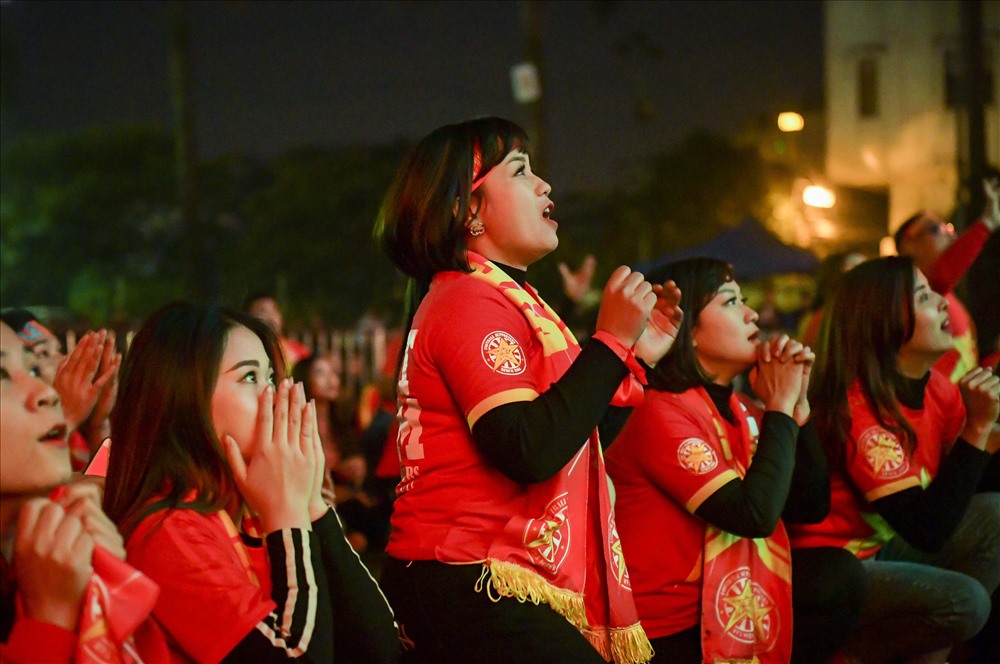 Khoảnh khắc người hâm mộ nín thở dõi theo từng bước chân của các chàng trai đội tuyển Việt Nam trên sân cỏ. Ảnh: Sơn Tùng.