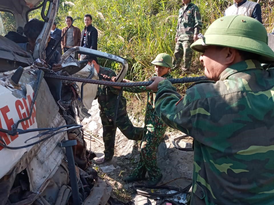 Bộ đội biên phòng Nghệ An giải cứu các nạn nhân bị mắc kẹt trong xe. Ảnh: CTV
