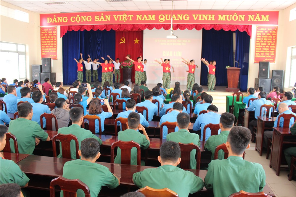 Giao lưu văn nghệ chủ đề “Thiêng liêng Tổ quốc Việt Nam“. Ảnh: K.Q