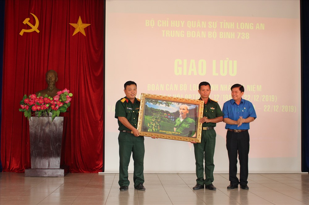 Chủ tịch LĐLĐ tỉnh Long An - ông Nguyễn Văn Quí trao quà cho 2 đơn vị. Ảnh: K.Q