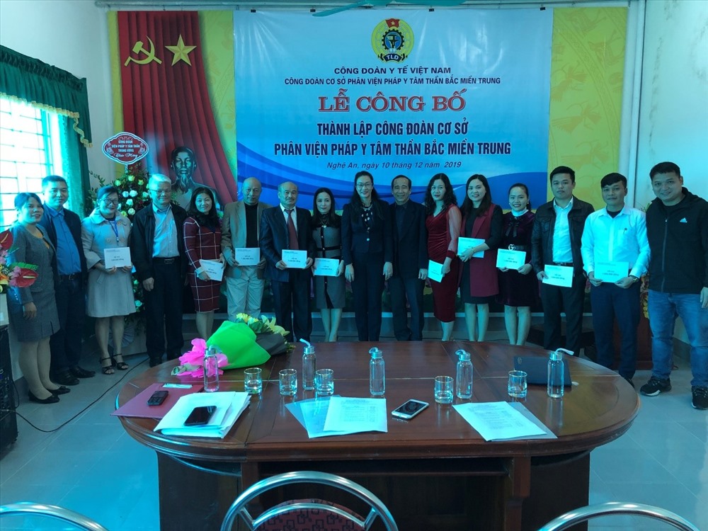 PGS.TS Phạm Thanh Bình, Chủ tịch Công đoàn Y tế Việt Nam trao hỗ trợ cho đoàn viên công đoàn trước thềm năm mới Canh Tý 2020.
