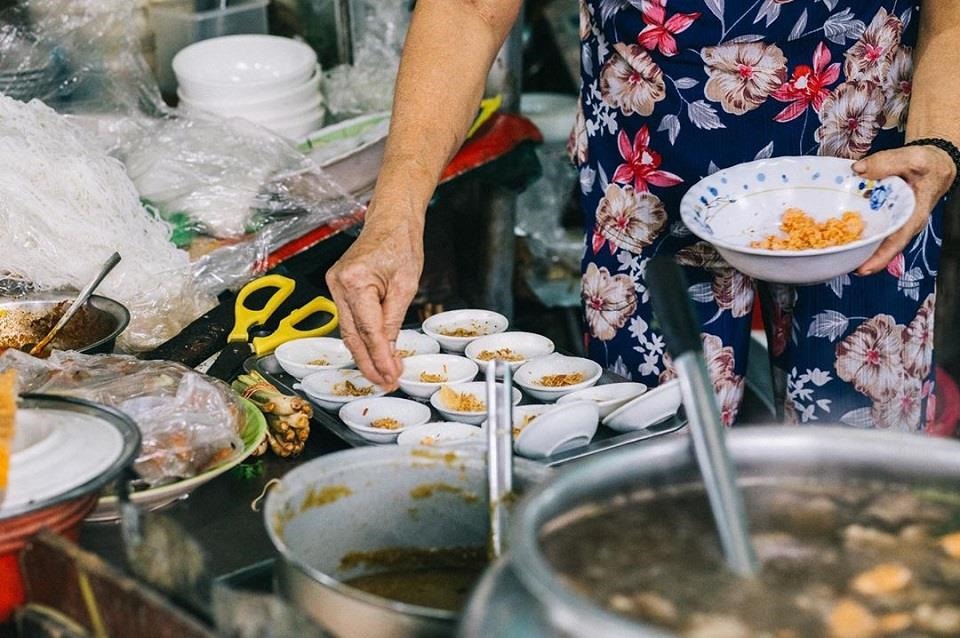 Chợ Đông Ba là thiên đường của các loại bánh bèo - nậm - lọc. Từ những loại bột gạo, bột lọc thông thường, qua bàn tay khéo léo của các dì, các mệ đã trở thành món ngon xứ Huế - những chiếc bánh công phu và hấp dẫn với hương vị tuyệt vời, khó quên với những ai đã một lần thưởng thức.