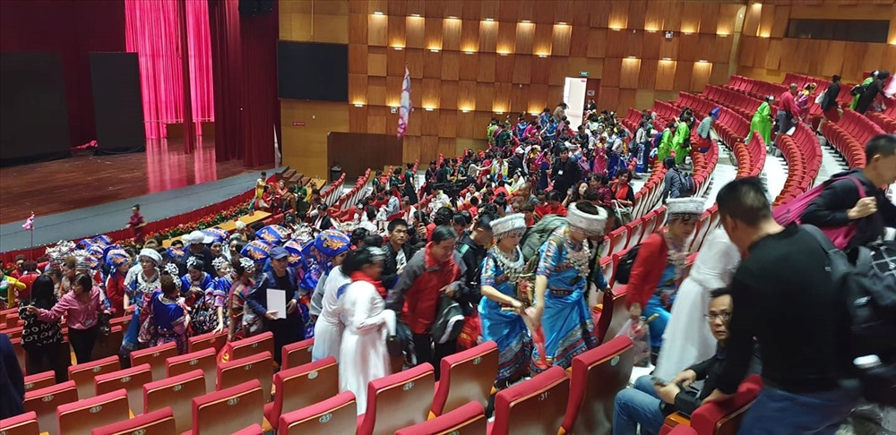 Khoảng 600 du khách Trung Quốc tập trung trong hội trường, Cung Cá heo. Ảnh: N.Q