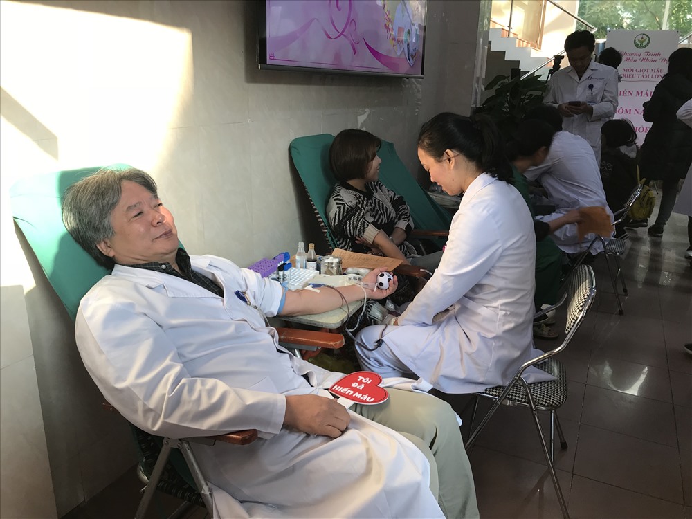 Giám đốc BV Việt Đức tham gia hiến máu. Ảnh: Thuỳ Linh