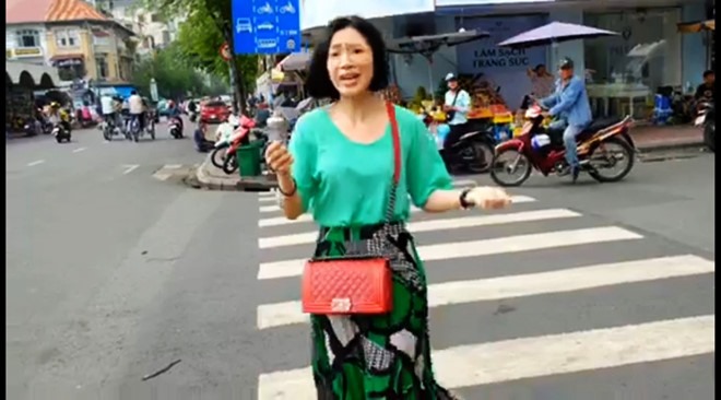 Nữ du khách Hàn Quốc hoang mang khi bị cướp giật điện thoại trong lúc đi bộ qua đường đoạn trước chợ Bến Thành. Ảnh: Cắt từ clip