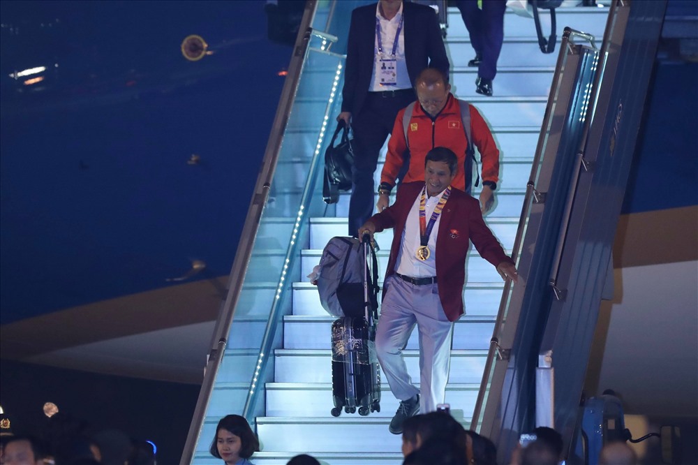 HLV Park Hang-seo và Mai Đức Chung cùng nhau rời khỏi máy bay. Hai chiến lược gia đều thể hiện tài cầm quân xuất sắc khi giúp U22 và đội tuyển nữ Việt Nam giành huy chương vàng SEA Games 30.